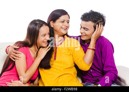 3 junge indische Mutter Tochter und Sohn sitzen zu Hause Pflege Stockfoto