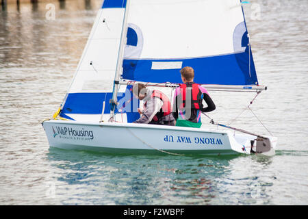 Segeln Jolle Demonstration von Weymouth Sailing Club im Hafen von Weymouth an der Waterfest-Veranstaltung im September Stockfoto