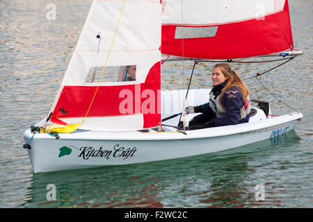 Segeln Jolle Demonstration von Weymouth Sailing Club im Hafen von Weymouth an der Waterfest-Veranstaltung im September Stockfoto