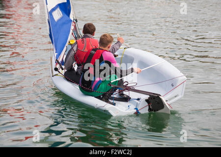 Segeln Jolle Demonstration von Weymouth Sailing Club im Hafen von Weymouth an der Waterfest-Veranstaltung im September Stockfoto