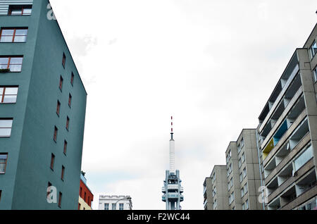 Prag-Žižkov Fernsehturm betrachtet zwischen Wohngebäuden Stockfoto