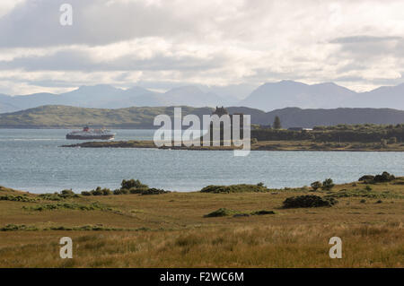 Duart Castle mit Passagier-Fähre Reisen von Craignure auf der Isle of Mull nach dem schottischen Festland Hafen von Oban Stockfoto