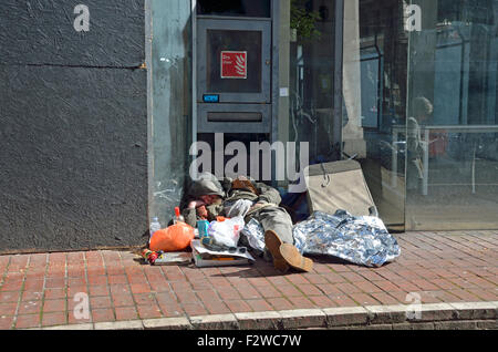 London, England, Vereinigtes Königreich. Obdachlosen Mann der Straße in die Straße Stockfoto