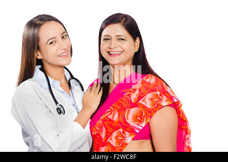 2 indische Mutter und junge Tochter Arzt ansehen Stockfoto