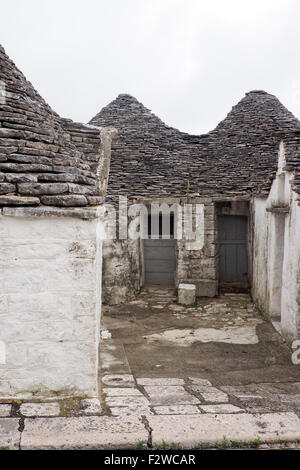 Verfallene Trulli im Stadtteil Monti in Alberobello Stockfoto