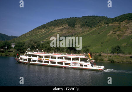 AJAXNETPHOTO. MOSEL RIVER, DEUTSCHLAND. -FLUSSKREUZFAHRT - DIE STADT BONN FÄHRT VORBEI AN WEINBERGEN AN DEN HÜGELIGEN UFERN DES FLUSSES. FOTO: JONATHAN EASTLAND/AJAX REF: 0055 55 Stockfoto