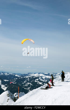 03.04.2015, Oberstdorf, Bayern, Deutschland - Paragleiter und Skifahrer in den AllgŠu Alpen. 0MC150403D722CAROEX. JPG - nicht für den Verkauf in Stockfoto