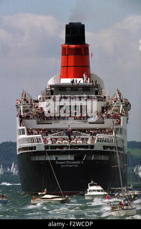 AJAXNETPHOTO - Juni, 1994. - SPITHEAD, England. - D-DAY JUBILÄUM KÖNIGLICHE FLOTTE REVIEW - CUNARD LINER QE2 vollgepackt mit Touristen umgeben von kleinen Booten warten auf HMRY BRITANNIA ZU ÜBERGEBEN. Foto: Jonathan Eastland/AJAX. REF: 1708 72. Stockfoto