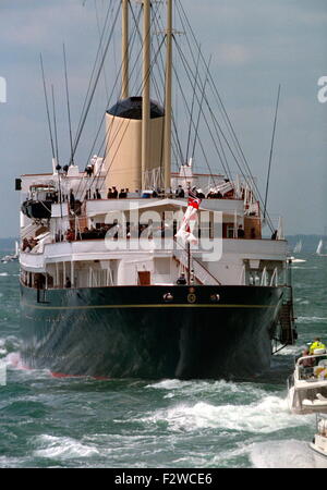 AJAXNETPHOTO. JUNI 1994. SPITHEAD, ENGLAND. -D-DAY JUBILÄUM ROYAL FLEET REVIEW - KÖNIGLICHE YACHT - DIE ROYAL YACHT BRITANNIA MIT H.M.QUEEN ELIZABETH II BEGONNEN, ÜBERPRÜFUNG DER VERSAMMELTEN FLOTTE FOTO: JONATHAN EASTLAND/AJAX REF: 1708 71 Stockfoto