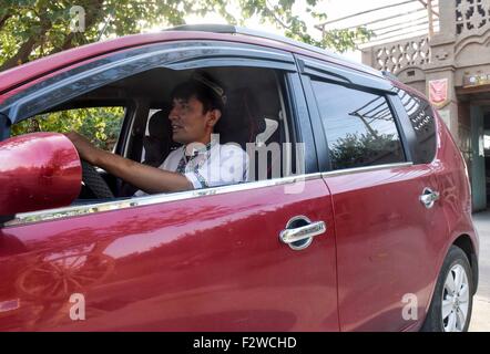 (150924)--TURPAN, 24. September 2015 (Xinhua)--Pataer Keyimu fährt mit seinem Auto in die Traube Tal von Turpan, Nordwesten Chinas Xinjiang Uygur Autonome Region, 6. September 2015. Pataer führt im Vergleich mit dem Leben seines Großvaters, eine neue Art des Lebens durch nicht nur Anbau und Verkauf von Trauben, aber auch Tourismus und andere Unternehmen dank des Internets. Im Jahr 2010 Pataer ein Aufenthalt mit der Familie Unternehmen gegründet und verkauft lokale Produkte wie getrocknete Trauben, um Touristen anzuziehen. In diesem Jahr, schätzt er, dass die jährlichen Ertrag 150.000 RMB Yuan (etwa 23.505 US-Dollar) erreichen würde. Als der 3G Service von China Stockfoto