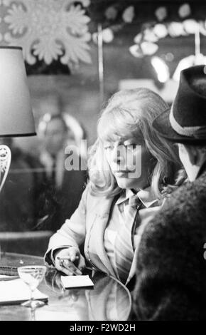 Episode "Schrott" aus der NDR-Krimiserie "Dem Täter Auf der Spur", Deutschland 1968, Regie: Jürgen Roland, Monia: Margot Trooger Stockfoto