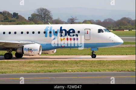 Flybe Embraer ERJ-175 regionale Passagierflugzeug (G-FBJI) des Rollens auf Manchester Airport Taxiway. Stockfoto