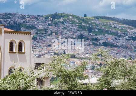 Vororte von Quito gegen den Berg Hänge der Anden Stockfoto