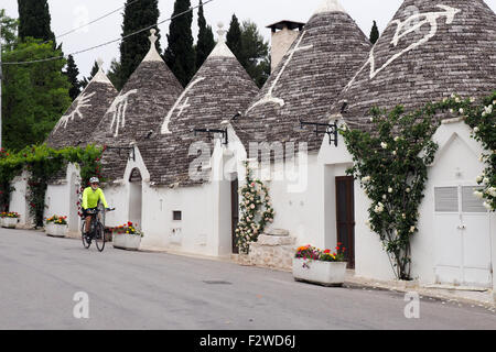 Radfahrer, Radfahren auf einer Straße im Stadtteil Monti in Alberobello Trulli Touring Stockfoto
