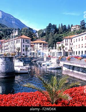 Blick auf die Hafeneinfahrt mit Wasser Gebäude auf der Rückseite, Menaggio, Comer See, Lombardei, Italien, Europa Stockfoto