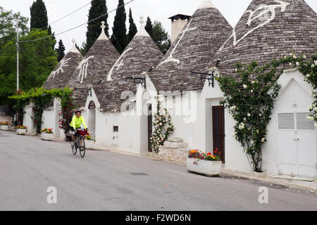 Radfahrer, Radfahren auf einer Straße im Stadtteil Monti in Alberobello Trulli Touring Stockfoto