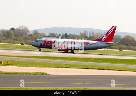 Jet2 Boeing 737-330 auf der Landebahn des Flughafens von Manchester nach der Landung Rollen. Stockfoto