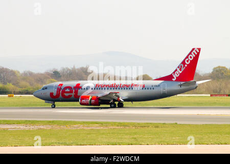 Jet2 Boeing 737-330 auf der Landebahn des Flughafens von Manchester nach der Landung Rollen. Stockfoto