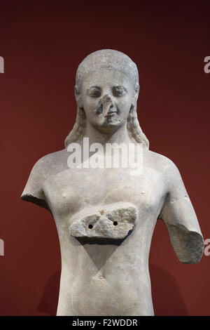 Berlin. Deutschland. Statue von einem Angebote-Träger (Kouros), Marmor, 530-520 v. Chr.. Altes Museum. Stockfoto