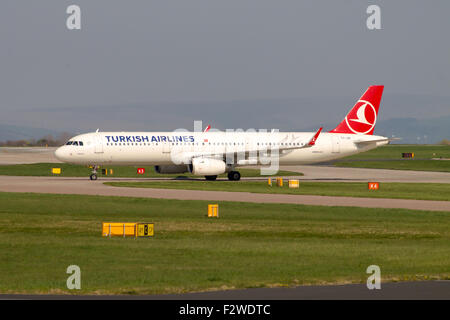 Turkish Airlines Airbus A321 (TC-JSI) nach der Landung am Flughafen Manchester International Rollweg Rollen. Stockfoto