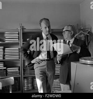 Deutscher TV-Journalist Rüdiger Proske (links) bei der Vorbereitung eines TV Zeitschriften, Deutschland 1960er Jahre. Deutsche TV-Journalist Rüdiger Proske Vorbereitung ein TV-Magazin, Deutschland 1960. Stockfoto