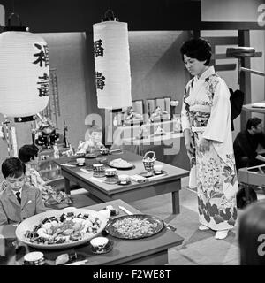 Epdisode "... Bei Den Japanern" aus der ZDF-Fernsehserie "Hallo Freunde", Deutschland 1968, Szenenfoto Stockfoto