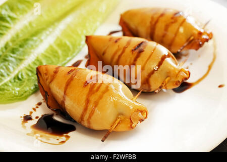 Tintenfisch Gefullt Mit Fullung Zubereitet Und Gebacken Auf Einem Weissen Teller Stockfotografie Alamy