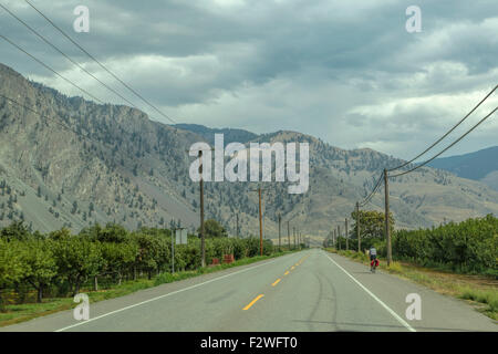 Einsame Radfahrer auf Crowsnest Highway, Okanagan-Similkameen, Britisch-Kolumbien, Kanada, Nordamerika. Stockfoto