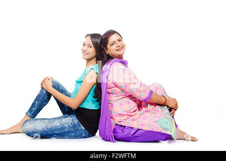 2 indische Mutter und Tochter sitzen Rücken an Rücken Stockfoto