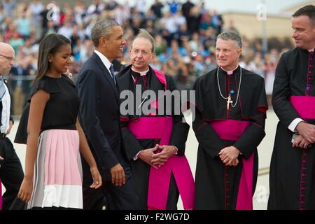 US-Präsident Barack Obama und seine Tochter Sasha Obama, vorbereiten, Papst Francis zu begrüßen, als er bei gemeinsamen Basis Andrews 22. September 2015 in Camp Springs, Maryland ankommt. Dies ist der erste Besuch von Papst Francis in die Vereinigten Staaten. Stockfoto