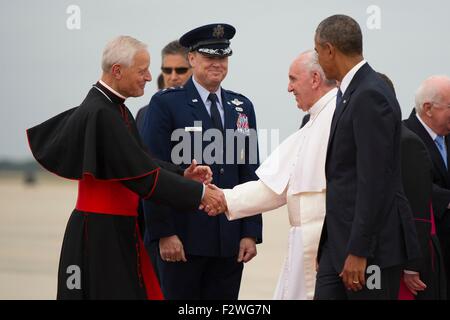 Papst Francis, begleitet von US-Präsident Barack Obama begrüßt Kardinal Donald Wuerl (links), Erzbischof von Washington und Generalmajor Darryl Burke, Kommandant der Luftwaffe District of Washington, als er bei gemeinsamen Basis Andrews 22. September 2015 in Camp Springs, Maryland ankommt. Dies ist der erste Besuch von Papst Francis in die Vereinigten Staaten. Stockfoto