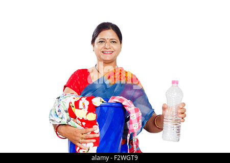 1 indische erwachsenen Frau Hausfrau Kleidung waschen Stockfoto