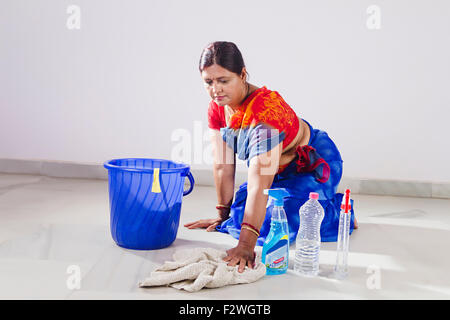 1 indische erwachsenen Frau Hausfrau Reinigung Boden Stockfoto