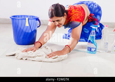 1 indische erwachsenen Frau Hausfrau Reinigung Boden Stockfoto