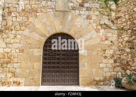 Mittelalterliche Tür auf einer Straße in Pals, Girona, Katalonien, Spanien Stockfoto