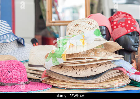 Strohhüte für Frauen zum Verkauf auf dem lokalen Markt Stockfoto