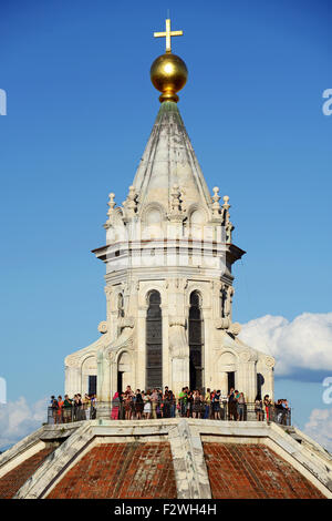 Touristen in Florenz anzeigen die Stadt von der Aussichtsplattform über dem berühmten Duomo Kathedrale von Florenz. Stockfoto