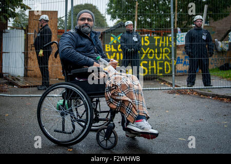 London, UK. 24. September 2015. Mostafa Aliverdipour sitzt in seinem Rollstuhl vor seinem Haus in Süßigkeiten Weg nach einer Zwangsräumung durch den Gerichtsvollzieher. Stockfoto