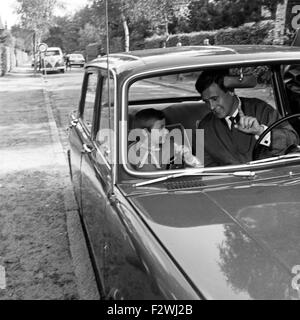 Am Set Zur Silvestershow "Ab Morgen Haben Wir Humor", Regie: Harald Vock, 1960er Jahre Deutschland. Zu Silvester an der TV-show "Ab Morgen Haben Wir Humor", Deutschland der 1960er Jahre. Stockfoto