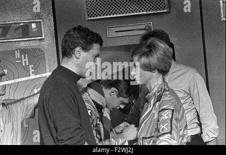 Am Set Zur Silvestershow "Ab Morgen Haben Wir Humor", Regie: Harald Vock, 1960er Jahre Deutschland. Zu Silvester an der TV-show "Ab Morgen Haben Wir Humor", Deutschland der 1960er Jahre. Stockfoto