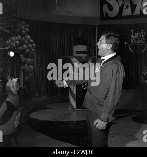 Am Set Zur Silvestershow "Ab Morgen Haben Wir Humor", der Regisseur Harald Vock, 1960er Jahre Deutschland. Zu Silvester an der TV-show "Ab Morgen Haben Wir Humor", Deutschland der 1960er Jahre. Stockfoto