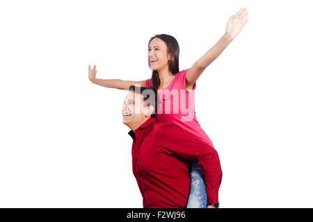 2 indischen Vaters und junge Tochter Huckepack Spaß genießen Stockfoto