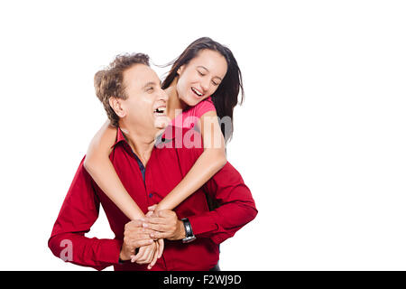 2 indischen Vaters und junge Tochter Huckepack Spaß genießen Stockfoto