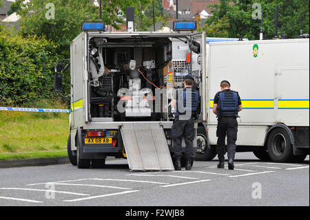 Armee ATO bereitet ein Northrop Grumman Archos unbemannten remote Fahrzeug (Roboter) zu einem verdächtigen Gerät in Londonderry (Derry) prüfen Stockfoto