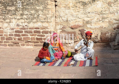 Traditionell gekleidete Rajasthani Mann spielt Volksmusik auf Ravanahatha in Mehrangarh Fort, Jodhpur, Rajasthan, Indien Stockfoto