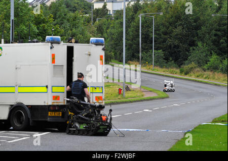 Armee ATO manövrieren ferngesteuerte Roboter, von Northrop Grumman, zu prüfen, eine verdächtige Gerät in Londonderry (Derry), noch Stockfoto