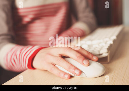 Nahaufnahme auf der Seite einer jungen Frau wie sie es mit eine Computer-Maus Stockfoto