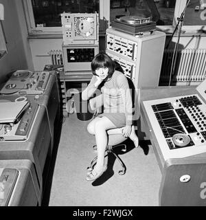 Griechischen Sängerin Vicky Leandros im Tonstudio, Deutschland 1960er Jahre. Die griechische Sängerin Vicky Leandros im Studio, Deutschland der 1960er Jahre. Stockfoto