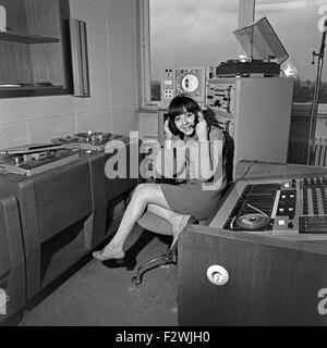 Griechischen Sängerin Vicky Leandros im Tonstudio, Deutschland 1960er Jahre. Die griechische Sängerin Vicky Leandros im Studio, Deutschland der 1960er Jahre. Stockfoto