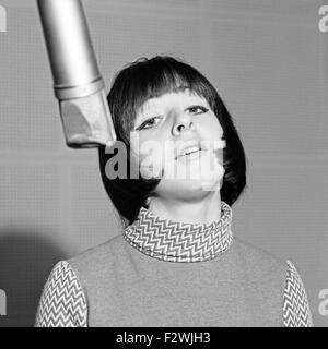 Griechischen Sängerin Vicky Leandros im Tonstudio, Deutschland 1960er Jahre. Die griechische Sängerin Vicky Leandros im Studio, Deutschland der 1960er Jahre. Stockfoto